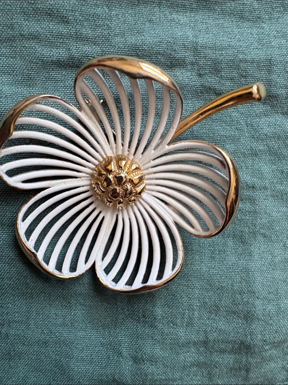 Monet White and Gold Enamel Flower Brooch - Picture 4 of 13